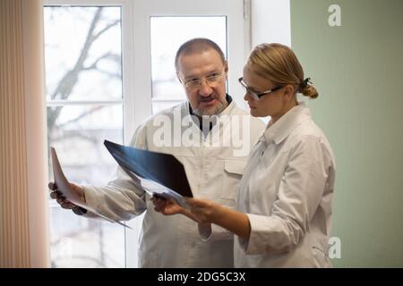 Deux médecins analysant des images radiologiques Banque D'Images