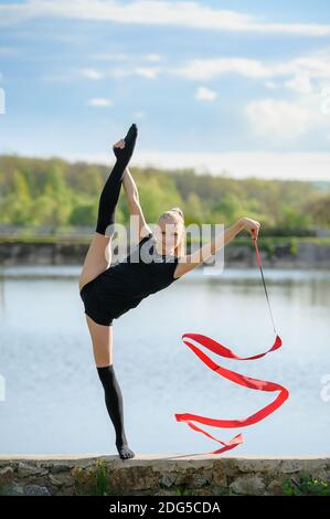 Teen Gymnast faisant partage vertical Banque D'Images