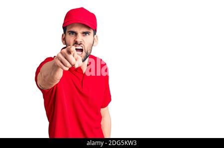 Jeune homme beau avec la barbe portant l'uniforme de livraison pointant mécontent et frustré à l'appareil photo, en colère et furieux avec vous Banque D'Images