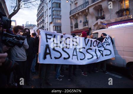 Les manifestants tiennent une bannière sur laquelle se retrouvent des flics, des violeurs, des tueurs lors d'une manifestation pour montrer leur soutien à un jeune travailleur de 22 ans, identifié uniquement comme Theo, après avoir été agressé le 2 février, dans le quartier Barbes Rochechouart de Paris, le 15 février 2017. Photo par Eliot Blondt/ABACAPRESS.COM Banque D'Images