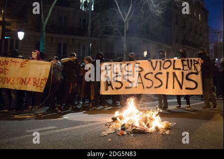 Les manifestants tiennent une bannière sur laquelle se retrouvent des flics, des violeurs, des tueurs lors d'une manifestation pour montrer leur soutien à un jeune travailleur de 22 ans, identifié uniquement comme Theo, après avoir été agressé le 2 février, dans le quartier Barbes Rochechouart de Paris, le 15 février 2017. Photo par Eliot Blondt/ABACAPRESS.COM Banque D'Images