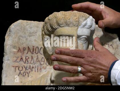 L'art conservateur italien montre l'un des deux bustes funéraires de l'ancienne ville de Palmyra, en Syrie, qui ont été gravement endommagés par les membres du groupe de l'État islamique et qui ont été restaurés à Rome, en Italie, le 16 février 2017. Deux sculptures en pierre d'une valeur inestimable qui ont été écrasées par des marteaux par des extrémistes de l'État islamique ont été méticuleusement restaurées par des experts italiens à l'aide de scanners laser et d'imprimantes 3D. Ils ont fixé les pièces de rechange avec des aimants. Les bustes funéraires du 2ème siècle après J.-C., l'un d'un homme, l'autre d'une femme, ont été vandalisés par des terroristes Isis après avoir dépassé l'arc Banque D'Images