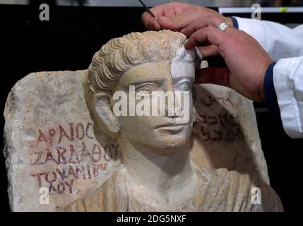 L'art conservateur italien montre l'un des deux bustes funéraires de l'ancienne ville de Palmyra, en Syrie, qui ont été gravement endommagés par les membres du groupe de l'État islamique et qui ont été restaurés à Rome, en Italie, le 16 février 2017. Deux sculptures en pierre d'une valeur inestimable qui ont été écrasées par des marteaux par des extrémistes de l'État islamique ont été méticuleusement restaurées par des experts italiens à l'aide de scanners laser et d'imprimantes 3D. Ils ont fixé les pièces de rechange avec des aimants. Les bustes funéraires du 2ème siècle après J.-C., l'un d'un homme, l'autre d'une femme, ont été vandalisés par des terroristes Isis après avoir dépassé l'arc Banque D'Images