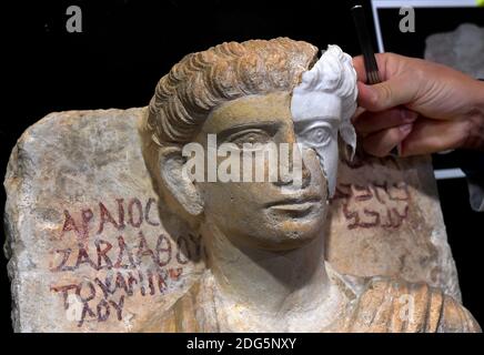 L'art conservateur italien montre l'un des deux bustes funéraires de l'ancienne ville de Palmyra, en Syrie, qui ont été gravement endommagés par les membres du groupe de l'État islamique et qui ont été restaurés à Rome, en Italie, le 16 février 2017. Deux sculptures en pierre d'une valeur inestimable qui ont été écrasées par des marteaux par des extrémistes de l'État islamique ont été méticuleusement restaurées par des experts italiens à l'aide de scanners laser et d'imprimantes 3D. Ils ont fixé les pièces de rechange avec des aimants. Les bustes funéraires du 2ème siècle après J.-C., l'un d'un homme, l'autre d'une femme, ont été vandalisés par des terroristes Isis après avoir dépassé l'arc Banque D'Images