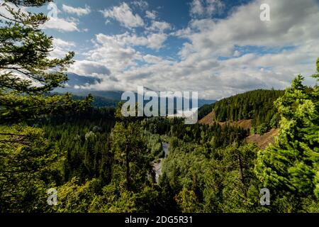 Vue panoramique sur le ciel au-dessus de la vallée de Brandywine. Côte pittoresque de la Colombie-Britannique, Canada. Brandywine Falls est situé sur la mer à ciel autoroute être Banque D'Images