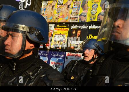 La police anti-émeute garde debout lors d'une manifestation contre la brutalité policière des allégations d'abus de police, de groupes anti-racisme et d'autres militants sont rassemblés à Paris pour soutenir les victimes de violences policières, après qu'un jeune homme noir aurait été violé avec un bâton de police dans un incident qui a déclenché de violentes manifestations dans des banlieues pauvres. Paris, France, le 18 février 2017. Photo d'Alfred Yaghobzadeh/ABACAPRESS.COM Banque D'Images