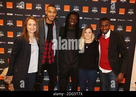 Exclusif - Gaetane Thiney, Guillaume Hoarau, Bafetimbi Gomis, Laure Boulleau et Blaise Matuidi lors de la soirée Orange E-Ligue 1 en présence de Bafetimbi Gomis et Blaise Matuidi. Semaine de Classico oblige, ils joueront la première manche du match OM-PSG sur FIFA 17, a la boutique Orange Opera, le 20 fevrier 2017 a Paris, France. Photo de Jerome Domine/ABACAPRESS.COM Banque D'Images