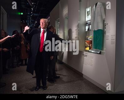 Le président Donald Trump parle aux médias qu'il visite l'exposition de Ben Carson, en visitant le Smithsonian National Museum of African American History & Culture à Washington, D.C. le 21 février 2017. Photo par Kevin Dietsch/UPI Banque D'Images