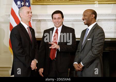 Juan Luciano (L) Président-directeur général de Archer-Daniels-Midland Co, Kenneth Frazier (R) Président-directeur général de Merck et de Ford Motor CEO Mark Fields(C) sourit lors d'une séance d'écoute avec les PDG de l'industrie dans la salle à manger d'État de la Maison Blanche le 23 février 2017 à Washington, DC. Photo par Olivier Douliery/Bloomberg Banque D'Images