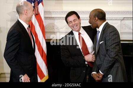 Juan Luciano (L) Président-directeur général de Archer-Daniels-Midland Co, Kenneth Frazier (R) Président-directeur général de Merck et de Ford Motor CEO Mark Fields(C) rient lors d'une séance d'écoute avec les PDG de l'industrie dans la salle à manger d'État de la Maison Blanche le 23 février 2017 à Washington, DC. Photo par Olivier Douliery/Bloomberg Banque D'Images