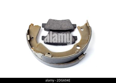jeu de plaquettes de frein arrière pour frein à disque et segment pour frein à main, nouvelles pièces de rechange avec garniture de frein matériau amiante objets isolés sur fond blanc Banque D'Images