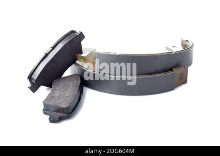 jeu de plaquettes et de segments de frein en amiante pour freins à disque et à tambour, pièces de rechange du système de freinage de voiture isolées sur fond blanc, nobo Banque D'Images