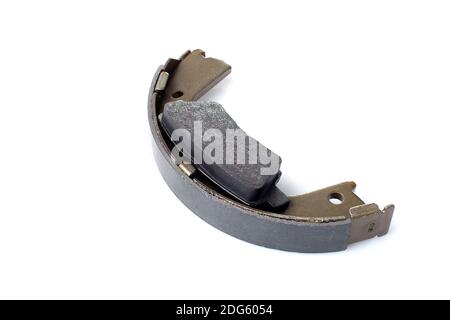 deux types de plaquettes de frein en amiante pour disque et segment de frein pour freins à tambour, pièces de rechange du système de frein de voiture isolées sur fond blanc, n Banque D'Images