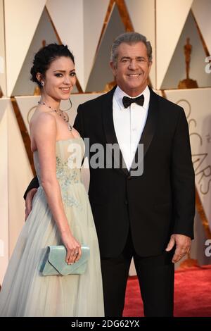 Mel Gibson (R) et Rosalind Ross arrivent pour la 89e cérémonie des Oscars au Dolby Theatre de Los Angeles, CA, États-Unis, le 26 février 2017. Photo de Lionel Hahn/ABACAPRESS.COM Banque D'Images