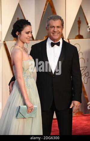 Mel Gibson (R) et Rosalind Ross arrivent pour la 89e cérémonie des Oscars au Dolby Theatre de Los Angeles, CA, États-Unis, le 26 février 2017. Photo de Lionel Hahn/ABACAPRESS.COM Banque D'Images