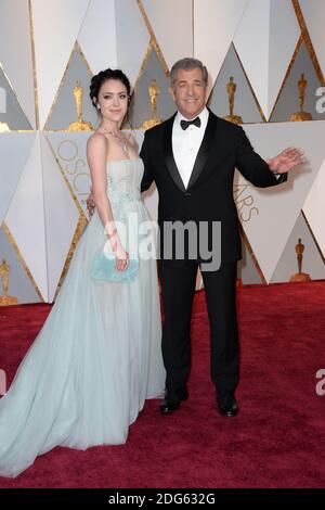 Mel Gibson (R) et Rosalind Ross arrivent pour la 89e cérémonie des Oscars au Dolby Theatre de Los Angeles, CA, États-Unis, le 26 février 2017. Photo de Lionel Hahn/ABACAPRESS.COM Banque D'Images