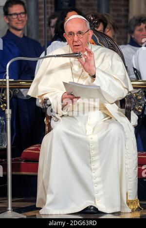 Le pape François a visité l'église anglicane All Saints au cœur de Rome, en Italie, le 26 février 2017. Le Pape a présidé un service ésensong avec l'évêque du diocèse anglican en Europe Robert Innes. C’est la première fois qu’un pape visite une église anglicane à Rome et c’est dans le cadre des célébrations du 200e anniversaire de tous les saints. Le Pape a également béni une icône nouvellement commandée du Christ Sauveur. PHOTO par ABACAPRESS.COM Banque D'Images