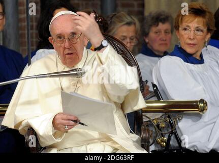 Le pape François a visité l'église anglicane All Saints au cœur de Rome, en Italie, le 26 février 2017. Le Pape a présidé un service ésensong avec l'évêque du diocèse anglican en Europe Robert Innes. C’est la première fois qu’un pape visite une église anglicane à Rome et c’est dans le cadre des célébrations du 200e anniversaire de tous les saints. Le Pape a également béni une icône nouvellement commandée du Christ Sauveur. PHOTO par ABACAPRESS.COM Banque D'Images