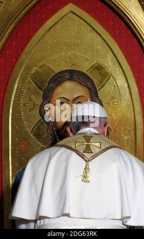 Le pape François bénit une nouvelle icône du Christ Sauveur lors d'une visite à l'église anglicane All Saints au cœur de Rome, en Italie, le 26 février 2017. Le Pape a présidé un service ésensong avec l'évêque du diocèse anglican en Europe Robert Innes. C’est la première fois qu’un pape visite une église anglicane à Rome et c’est dans le cadre des célébrations du 200e anniversaire de tous les saints. PHOTO par ABACAPRESS.COM Banque D'Images