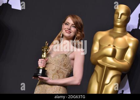 L'acteur Emma Stone, lauréate du prix de l'actrice dans un rôle de premier plan pour 'la Land, dans la salle de presse de la 89e cérémonie des Oscars au Dolby Theatre de Los Angeles, CA, USA, le 26 février 2017. Photo de Lionel Hahn/ABACAPRESS.COM Banque D'Images