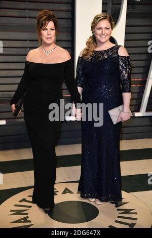 Marcia gay Harden et sa fille Eulala Grace Scheel assistent à la Vanity Fair Oscar Party 2017 pour célébrer le 89e prix annuel de l'Académie au Wallis Annenberg Center for the Performing Arts à Los Angeles, CA, Etats-Unis, le 26 février 2017. Photo de David Niviere/ABACAPRESS.COM Banque D'Images