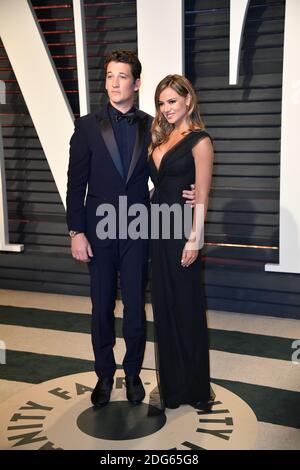 Miles Teller et Keleigh Sperry arrivent à la Vanity Fair Oscar Party à Beverly Hills, Los Angeles, CA, États-Unis, le 26 février 2017. Photo de David Niviere/ABACAPRESS.COM Banque D'Images