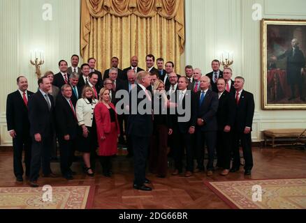 LE président AMÉRICAIN Donald Trump pose avec l'Association nationale des procureurs généraux dans la salle à manger de l'État de la Maison Blanche, Washington, DC, le 28 février 2017. (Piscine / Aude Guerrucci) Banque D'Images