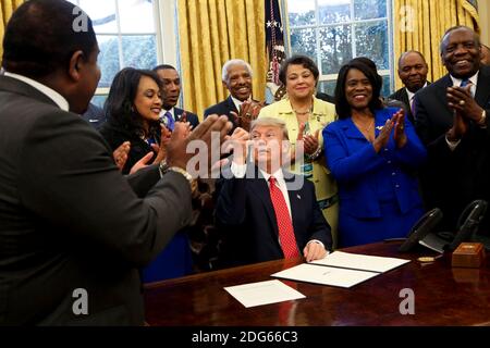 Le président américain Donald Trump donne un stylo après avoir signé le HBCU Executive Order pour soutenir les Black Colleges and Universities dans le bureau ovale de la Maison Blanche, le 28 février 2017 à Washington, DC, États-Unis. Photo par Aude Guerrucci/Pool/ABACAPRESS.COM Banque D'Images