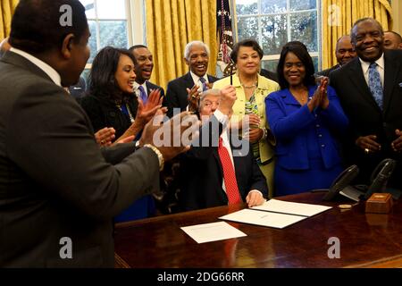 Le président américain Donald Trump donne un stylo après avoir signé le HBCU Executive Order pour soutenir les Black Colleges and Universities dans le bureau ovale de la Maison Blanche, Washington, DC, USA, le 28 février 2017. Photo par Aude Guerrucci/Pool/ABACAPRESS.COM Banque D'Images