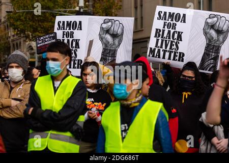 Melbourne, Australie, 6 juin 2020. Les manifestants Samoans chantent et tiennent des pancartes lors d'un rassemblement de Black Lives Mater le 06 juin 2020 à Melbourne, en Australie. Cet événement a été organisé pour se rassembler contre les décès d'autochtones en détention en Australie, ainsi que dans le cadre de manifestations à travers les États-Unis à la suite du meurtre d'un homme noir non armé George Floyd aux mains d'un policier à Minneapolis, Minnesota. Crédit : Dave Hewison/Alamy Live News Banque D'Images