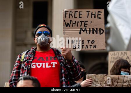 Melbourne, Australie, 6 juin 2020. Un manifestant portant un masque facial tient un panneau lors d'un rassemblement Black Lives Mater le 06 juin 2020 à Melbourne, en Australie. Cet événement a été organisé pour se rassembler contre les décès d'autochtones en détention en Australie, ainsi que dans le cadre de manifestations à travers les États-Unis à la suite du meurtre d'un homme noir non armé George Floyd aux mains d'un policier à Minneapolis, Minnesota. Crédit : Dave Hewison/Alamy Live News Banque D'Images