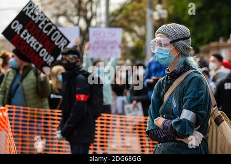 Melbourne, Australie, 6 juin 2020. Une femme porte un masque facial et des lunettes de protection lors d'un rallye Black Lives Mater le 06 juin 2020 à Melbourne, en Australie. Cet événement a été organisé pour se rassembler contre les décès d'autochtones en détention en Australie, ainsi que dans le cadre de manifestations à travers les États-Unis à la suite du meurtre d'un homme noir non armé George Floyd aux mains d'un policier à Minneapolis, Minnesota. Crédit : Dave Hewison/Alamy Live News Banque D'Images