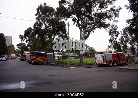 Melbourne, Australie, 7 juillet 2020. Les rues sont remplies de véhicules de service d'urgence à l'entrée principale du complexe immobilier de Sutton Street, au cours de la troisième journée complète du confinement total de 9 tours de haute élévation de la commission d'habitation dans le nord de Melbourne et Flemington, pendant la COVID 19, le 7 juillet 2020 à Melbourne, en Australie. Après avoir enregistré 191 cas d'horreur COVID-19, obligeant le premier ministre Daniel Andrews à annoncer aujourd'hui que toute la région métropolitaine de Melbourne ainsi qu'un centre régional, Mitchell Shire repassera à l'étape trois lockdowns à partir de minuit le mercredi 8 juin. Le premier ministre Banque D'Images