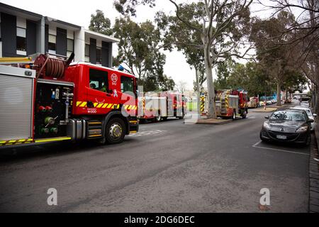 Melbourne, Australie, 7 juillet 2020. Les rues sont remplies de véhicules de service d'urgence à l'entrée principale du complexe immobilier de Sutton Street, au cours de la troisième journée complète du confinement total de 9 tours de haute élévation de la commission d'habitation dans le nord de Melbourne et Flemington, pendant la COVID 19, le 7 juillet 2020 à Melbourne, en Australie. Après avoir enregistré 191 cas d'horreur COVID-19, obligeant le premier ministre Daniel Andrews à annoncer aujourd'hui que toute la région métropolitaine de Melbourne ainsi qu'un centre régional, Mitchell Shire repassera à l'étape trois lockdowns à partir de minuit le mercredi 8 juin. Le premier ministre Banque D'Images