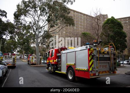 Melbourne, Australie, 7 juillet 2020. Les rues sont remplies de véhicules de service d'urgence à l'entrée principale du complexe immobilier de Sutton Street, au cours de la troisième journée complète du confinement total de 9 tours de haute élévation de la commission d'habitation dans le nord de Melbourne et Flemington, pendant la COVID 19, le 7 juillet 2020 à Melbourne, en Australie. Après avoir enregistré 191 cas d'horreur COVID-19, obligeant le premier ministre Daniel Andrews à annoncer aujourd'hui que toute la région métropolitaine de Melbourne ainsi qu'un centre régional, Mitchell Shire repassera à l'étape trois lockdowns à partir de minuit le mercredi 8 juin. Le premier ministre Banque D'Images