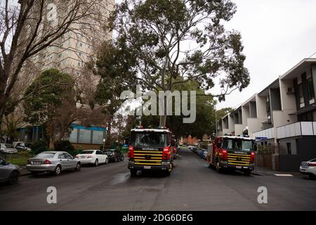 Melbourne, Australie, 7 juillet 2020. Les rues sont remplies de véhicules de service d'urgence à l'entrée principale du complexe immobilier de Sutton Street, au cours de la troisième journée complète du confinement total de 9 tours de haute élévation de la commission d'habitation dans le nord de Melbourne et Flemington, pendant la COVID 19, le 7 juillet 2020 à Melbourne, en Australie. Après avoir enregistré 191 cas d'horreur COVID-19, obligeant le premier ministre Daniel Andrews à annoncer aujourd'hui que toute la région métropolitaine de Melbourne ainsi qu'un centre régional, Mitchell Shire repassera à l'étape trois lockdowns à partir de minuit le mercredi 8 juin. Le premier ministre Banque D'Images