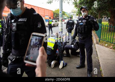 Melbourne, Australie, 7 juillet 2020. Une femme se tenant dans la rue pour soutenir les résidents à l'intérieur de la route de l'hippodrome 120 est violemment claqué au sol et arrêté alors que la police essaim sur un petit nombre de personnes au cours de la troisième journée complète du verrouillage total de 9 tours de haute élévation de la commission de logement dans North Melbourne et Flemington lors de la COVID 19 le 7 juillet 2020 à Melbourne, Australie. Après avoir enregistré une horreur de 191 cas COVID-19, obligeant le premier ministre Daniel Andrews à annoncer aujourd'hui que toute la région métropolitaine de Melbourne ainsi qu'un centre régional, Mitchell Shire va une fois de plus b ter Banque D'Images