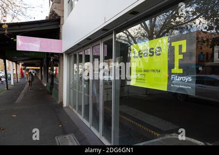 Melbourne, Australie, 15 juillet 2020. Lygon Street, autrefois le cœur de la scène des restaurants de Melbourne, était vide, avec des panneaux indiquant la location, les cafés et les restaurants se ferment à jamais pendant la COVID 19 le 15 juillet 2020 à Melbourne, en Australie. 238 autres cas de COVID-19 ont été découverts du jour au lendemain, ce qui porte les cas actifs de Victoria à plus de 2000, des spéculations sont en hausse sur le fait que presque tous les cas actuels de Victoria proviennent du programme de quarantaine d'hôtels bâclée du gouvernement Andrews ainsi que de la manifestation Black Lives Matter. Le premier ministre Daniel Andrews met en garde contre le fait que Victoria pourrait passer à l'étape 4 du confinement cellulaire si c'est le cas Banque D'Images