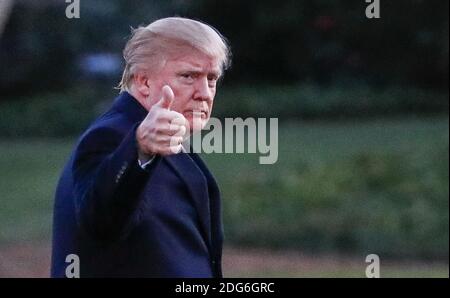Le président AMÉRICAIN Donald J. Trump fait des gestes après avoir débarqué Marine One en marchant sur la pelouse sud vers le bureau ovale de la Maison Blanche à Washington, DC, USA, le 05 mars 2017. Trump est revenu à Washington après un week-end à Palm Beach. Florida, club Mar-a-Lago. Banque D'Images