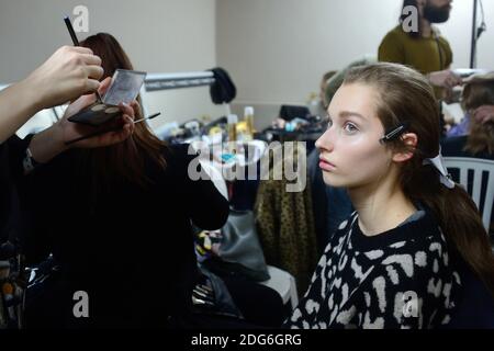 Un modèle est prêt dans les coulisses du spectacle John Galliano lors de la semaine de la mode de Paris prêt à porter FallWinter 2017-18 le 05 mars 2017 au Grand Hotel de Paris, France. Photo d'Aurore Marechal/ABACAPRESS.COM Banque D'Images