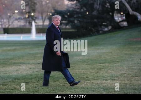 Le président AMÉRICAIN Donald J. Trump fait des gestes après avoir débarqué Marine One en marchant sur la pelouse sud vers le bureau ovale de la Maison Blanche à Washington, DC, USA, le 05 mars 2017. Trump est revenu à Washington après un week-end à Palm Beach. Florida, club Mar-a-Lago. Banque D'Images