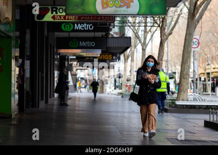 Melbourne, Australie, 23 juillet 2020. Des gens ont vu porter des masques à proximité de rues vides à Melbourne alors que le premier ministre victorien a confirmé 403 nouveaux cas de coronavirus du jour au lendemain. À partir de 23h59 le mercredi 22 juillet, les habitants de la région métropolitaine de Melbourne et de Mitchell Shire devront désormais porter un masque de protection lors de leur départ de la maison, suite à une augmentation de cas de coronavirus ces derniers jours. L'amende pour ne pas porter de couverture de visage sera $200.Credit: Dave Hewison/Alamy Live News Banque D'Images