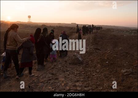 Le voisinage de Maamoun Mosul, les forces iraquiennes de l'I.S.O. (forces d'opération spéciales irakiennes), la police irakienne et la milice Hasd el Mosul, sont engagés dans un combat urbain féroce contre l'I.S. Les civils continuent de fuir le secteur, car peu de familles restent dans la ville. C'est à l'aube que les civils, terrifiés par les détonations constantes des combats en cours, échappent à la ville sur un chemin boueux. Photo de Frédéric Lafargue/ABACAPRESS.COM Banque D'Images