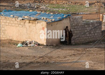 Le voisinage de Maamoun Mosul, les forces iraquiennes de l'I.S.O. (forces d'opération spéciales irakiennes), la police irakienne et la milice Hasd el Mosul, sont engagés dans un combat urbain féroce contre l'I.S. Les civils continuent de fuir le secteur, car peu de familles restent dans la ville. Les civils pris sous le feu de l'hespérie I.S prennent la couverture. Photo de Frédéric Lafargue/ABACAPRESS.COM Banque D'Images