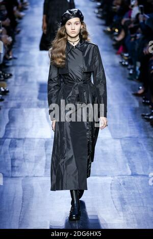 Un mannequin marche sur la piste lors du salon de la mode Christian Dior à FW17, qui s'est tenu à Paris, en France, le 3 mars 2017. Photo par Alain Gil Gonzalez /ABACAPRESS.COM Banque D'Images