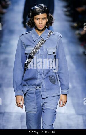 Un mannequin marche sur la piste lors du salon de la mode Christian Dior à FW17, qui s'est tenu à Paris, en France, le 3 mars 2017. Photo par Alain Gil Gonzalez /ABACAPRESS.COM Banque D'Images