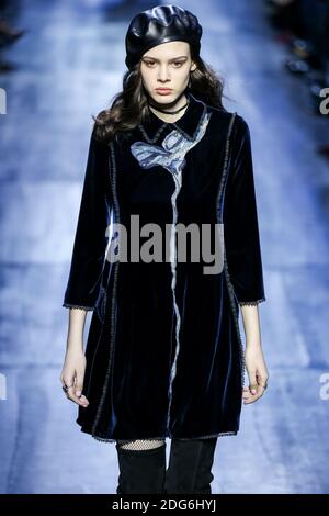 Un mannequin marche sur la piste lors du salon de la mode Christian Dior à FW17, qui s'est tenu à Paris, en France, le 3 mars 2017. Photo par Alain Gil Gonzalez /ABACAPRESS.COM Banque D'Images