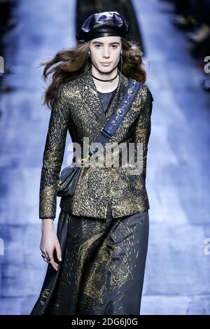 Un mannequin marche sur la piste lors du salon de la mode Christian Dior à FW17, qui s'est tenu à Paris, en France, le 3 mars 2017. Photo par Alain Gil Gonzalez /ABACAPRESS.COM Banque D'Images