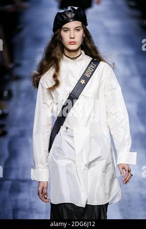 Un mannequin marche sur la piste lors du salon de la mode Christian Dior à FW17, qui s'est tenu à Paris, en France, le 3 mars 2017. Photo par Alain Gil Gonzalez /ABACAPRESS.COM Banque D'Images