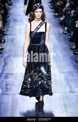 Un mannequin marche sur la piste lors du salon de la mode Christian Dior à FW17, qui s'est tenu à Paris, en France, le 3 mars 2017. Photo par Alain Gil Gonzalez /ABACAPRESS.COM Banque D'Images
